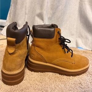 Woman’s Cheyenne valley timberland boots size 9